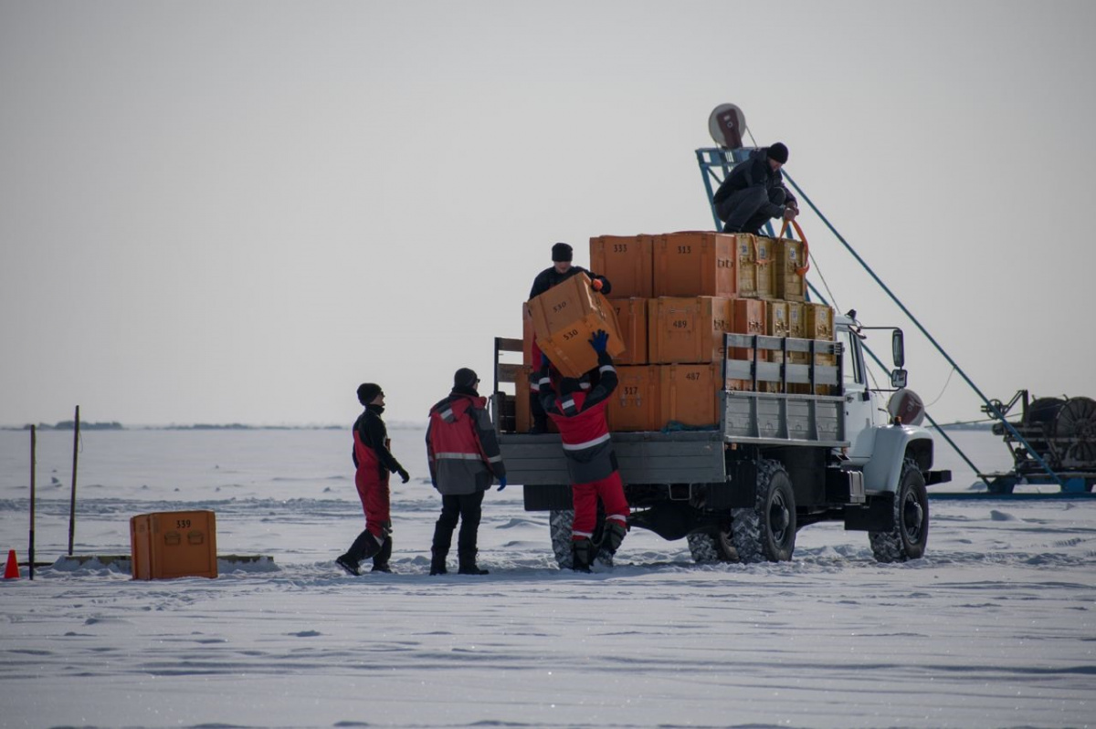 Фото: Баира Шайбонова. Показаны работы по развертыванию ледового лагеря на Байкале в начале экспедиции.